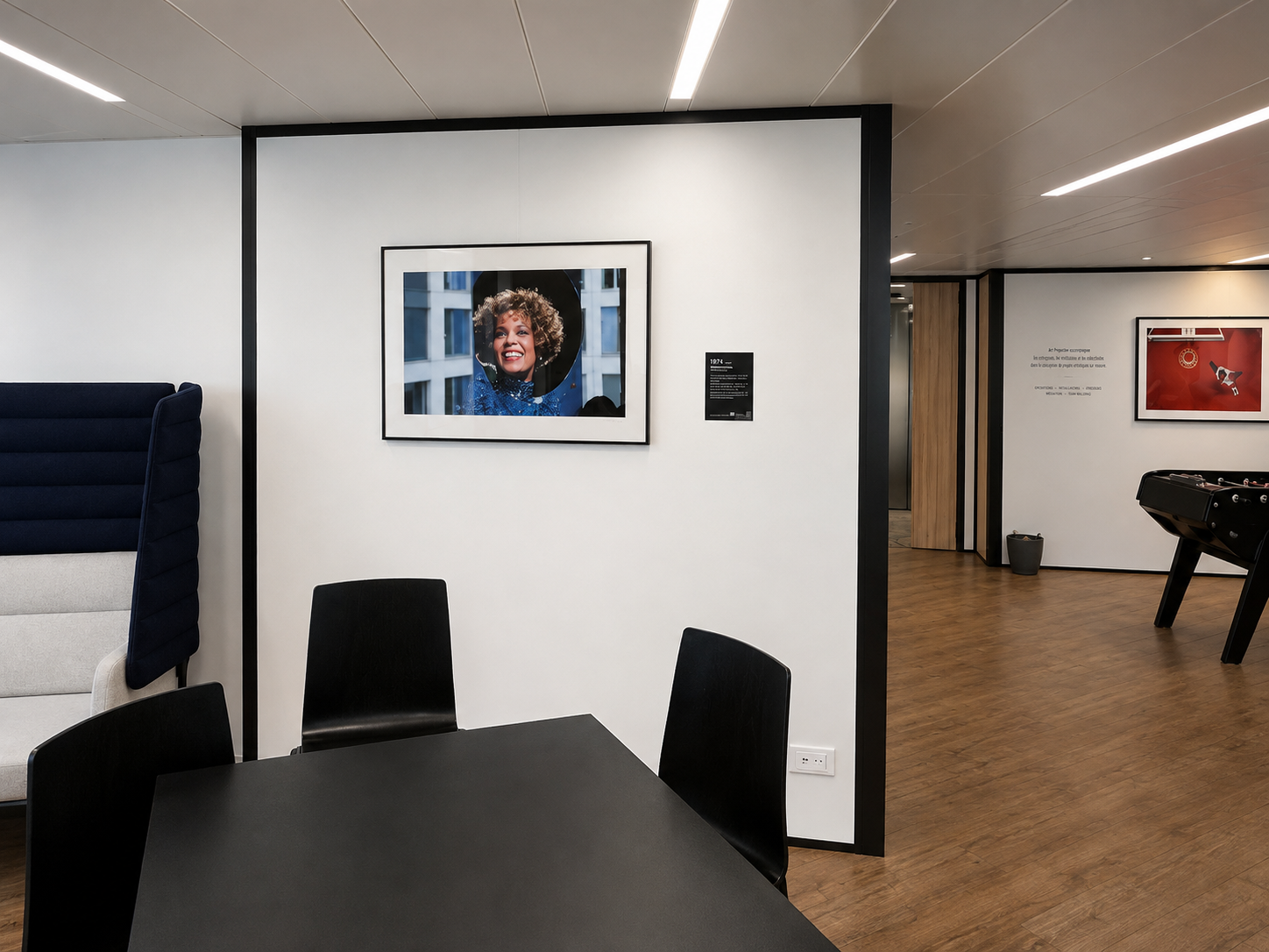Portrait photographique exposé dans une salle de réunion