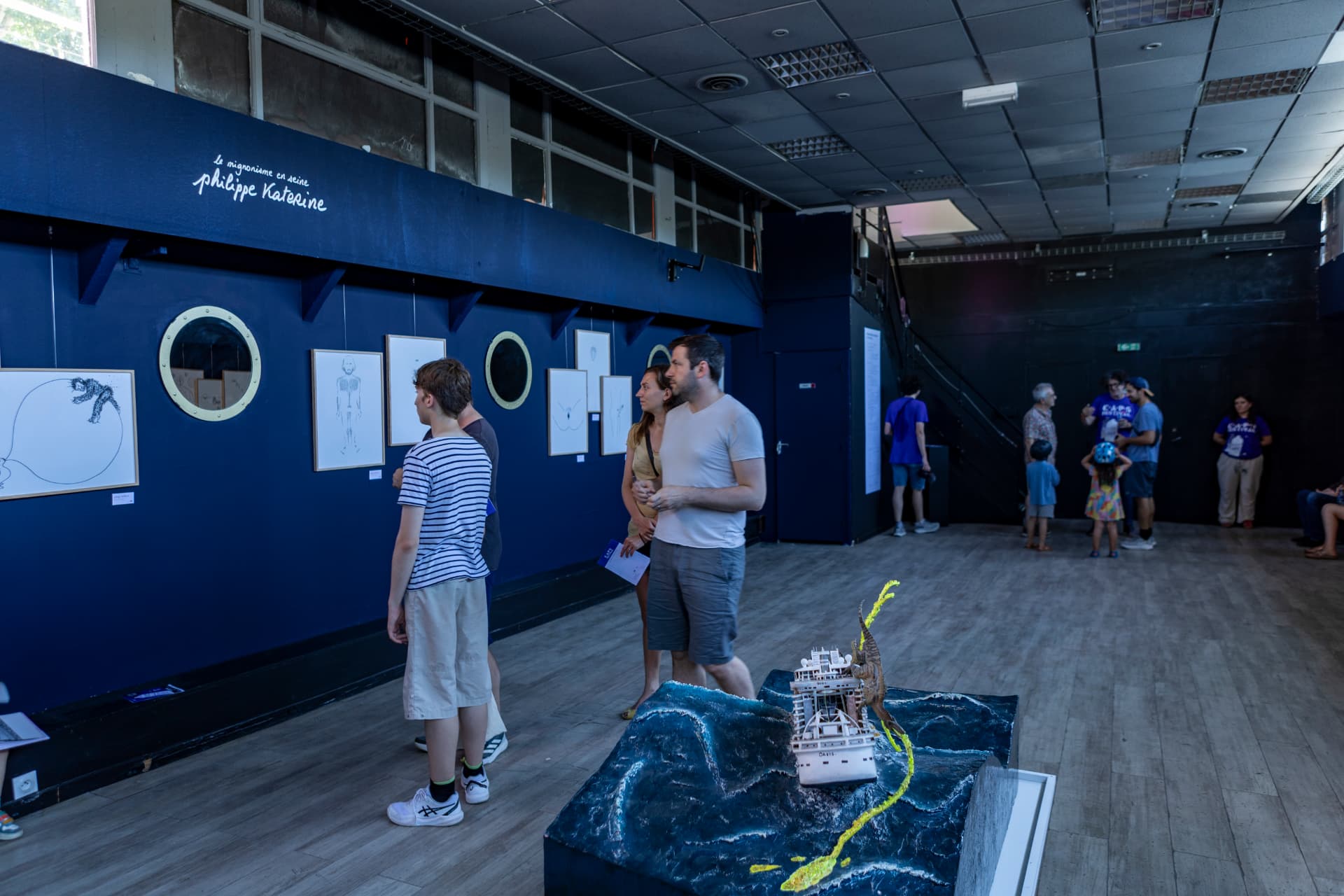 Visiteurs découvrant l'exposition Mignonisme en Seine