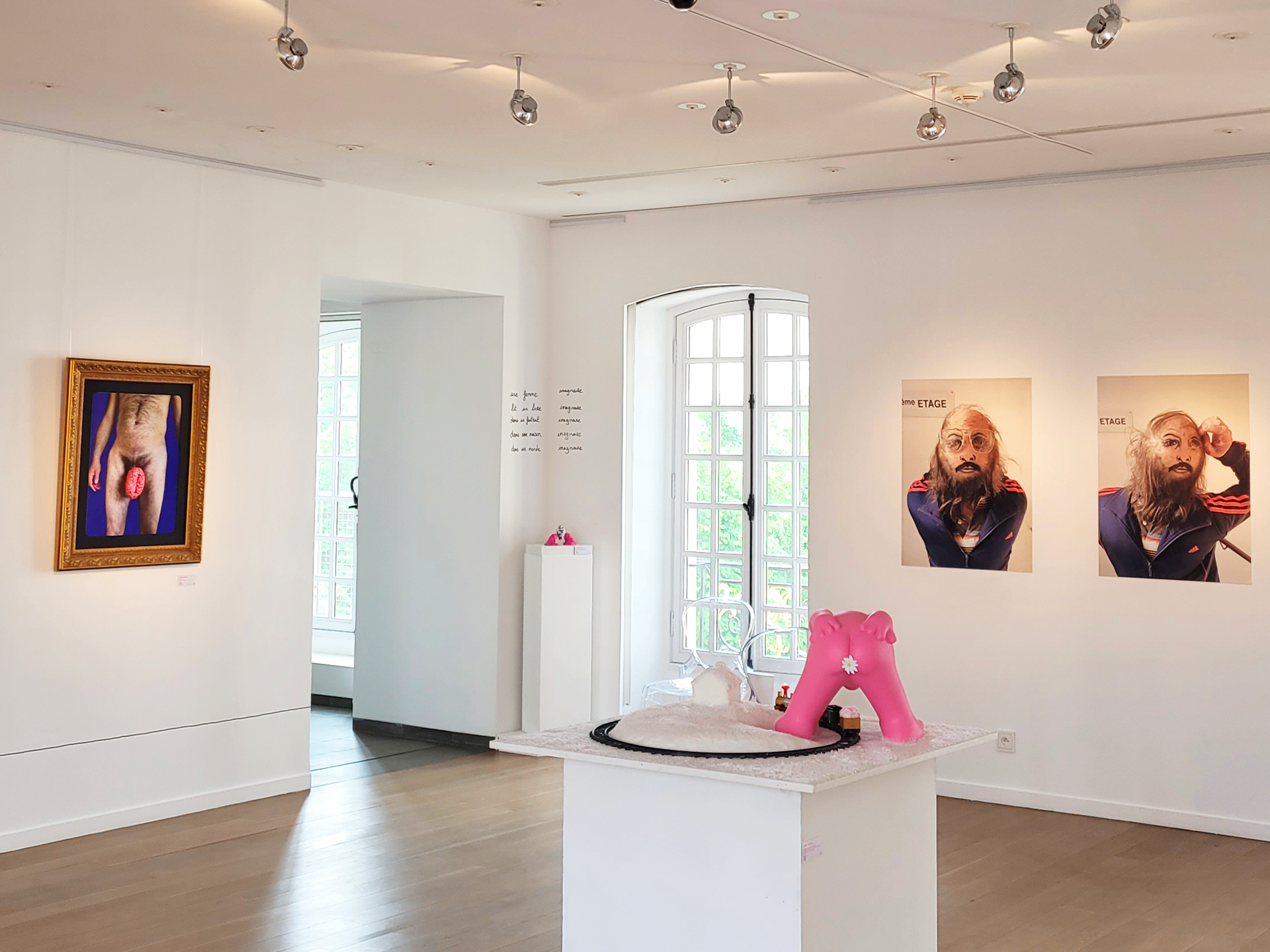Salle d'exposition du Pavillon Vendôme — œuvres de Philippe Katerine
