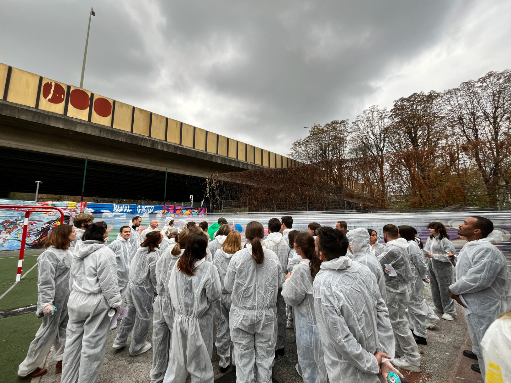 Groupe en extérieur avant l'atelier graffiti