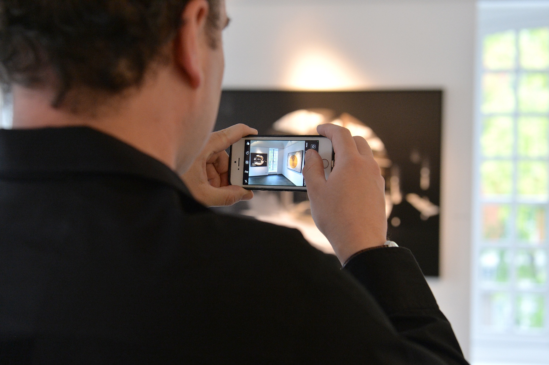 Made in Neuf-Deux — visiteur photographiant une œuvre