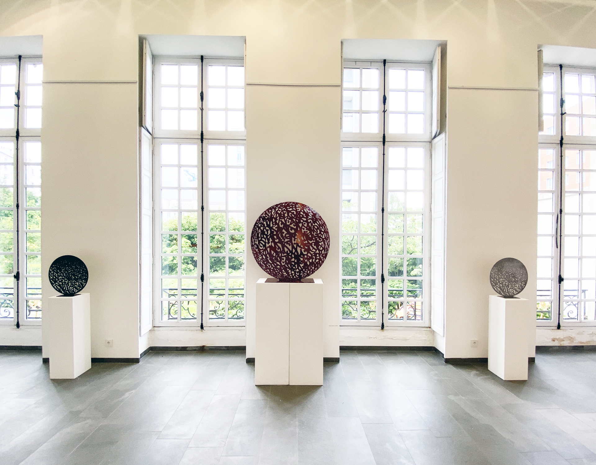 Post Graffiti — sculptures devant les fenêtres du pavillon