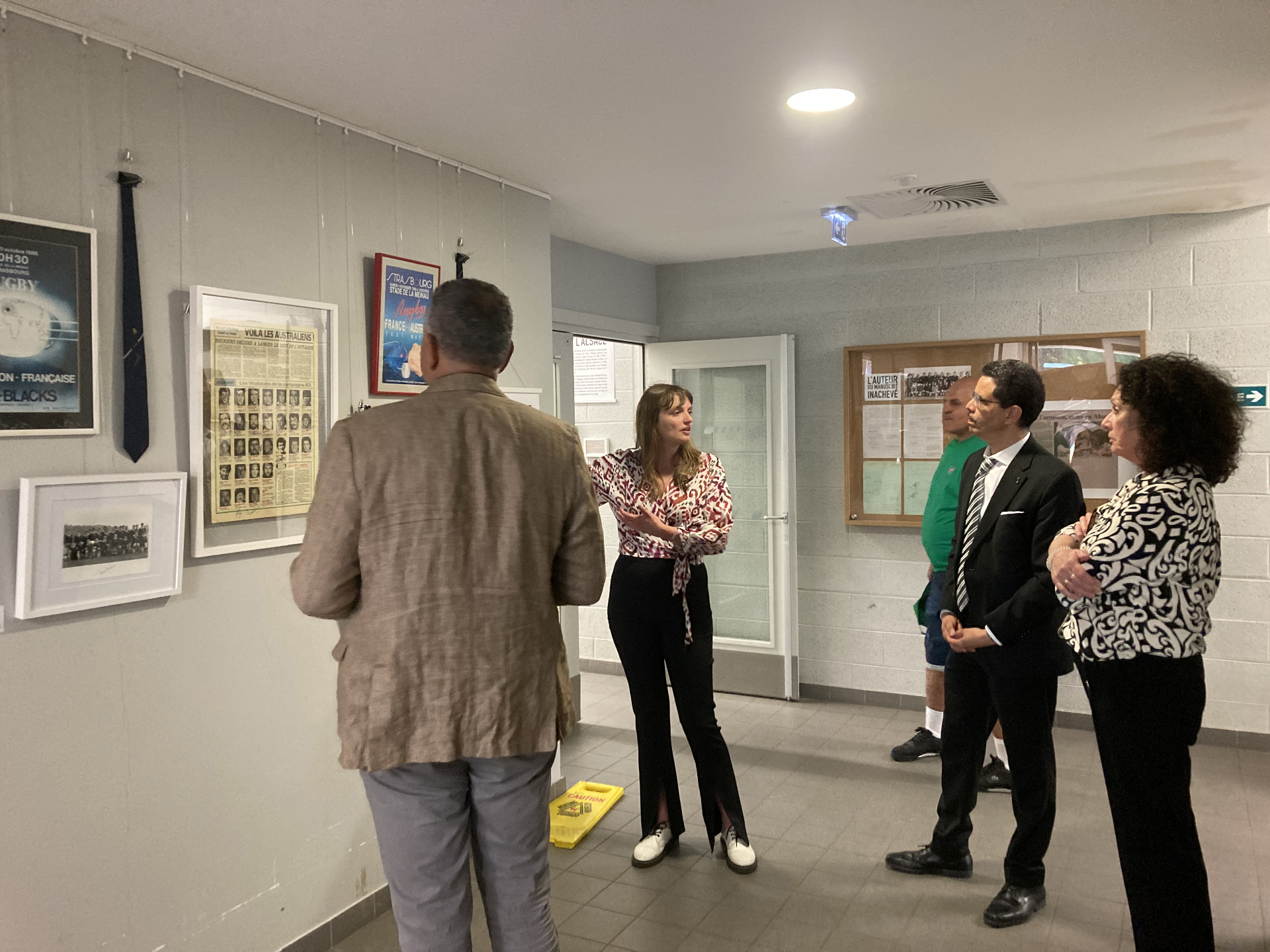 Présentation de l'exposition aux invités