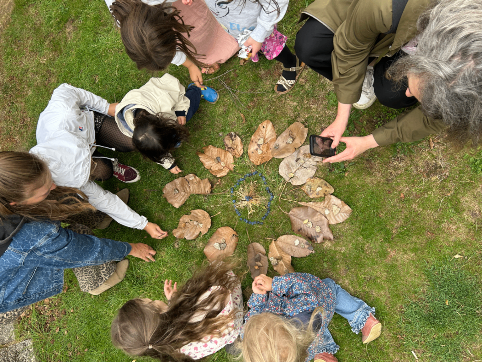 Atelier participatif Art in Nature avec enfants et compositions naturelles