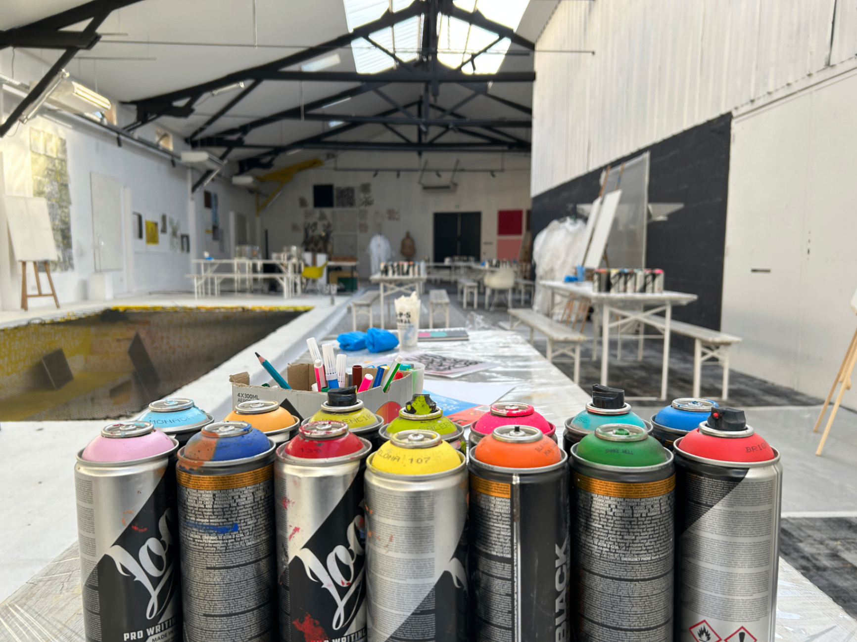 Bombes de peinture et matériel de l'atelier
