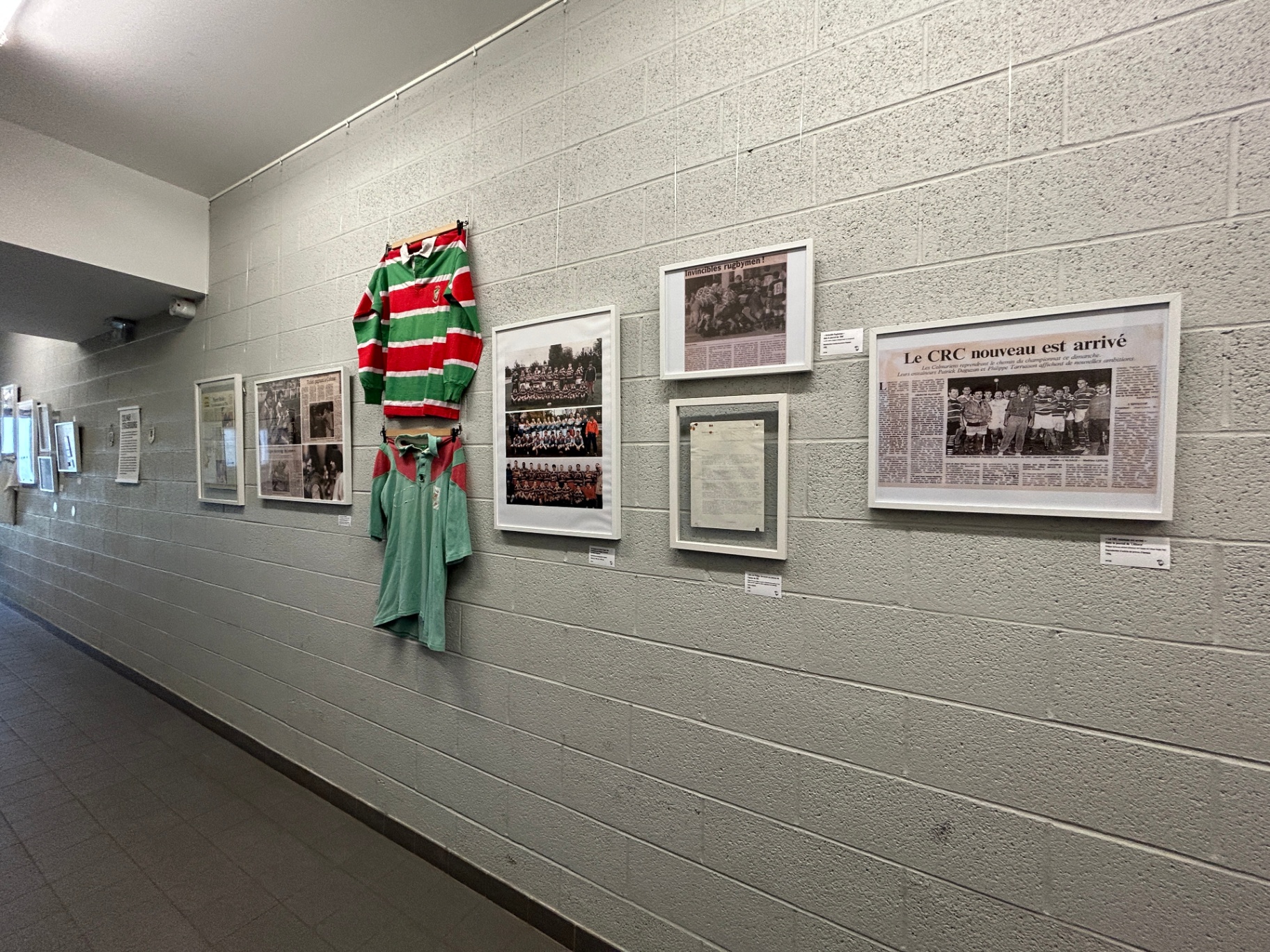 Accrochage archives, maillots et coupures de presse
