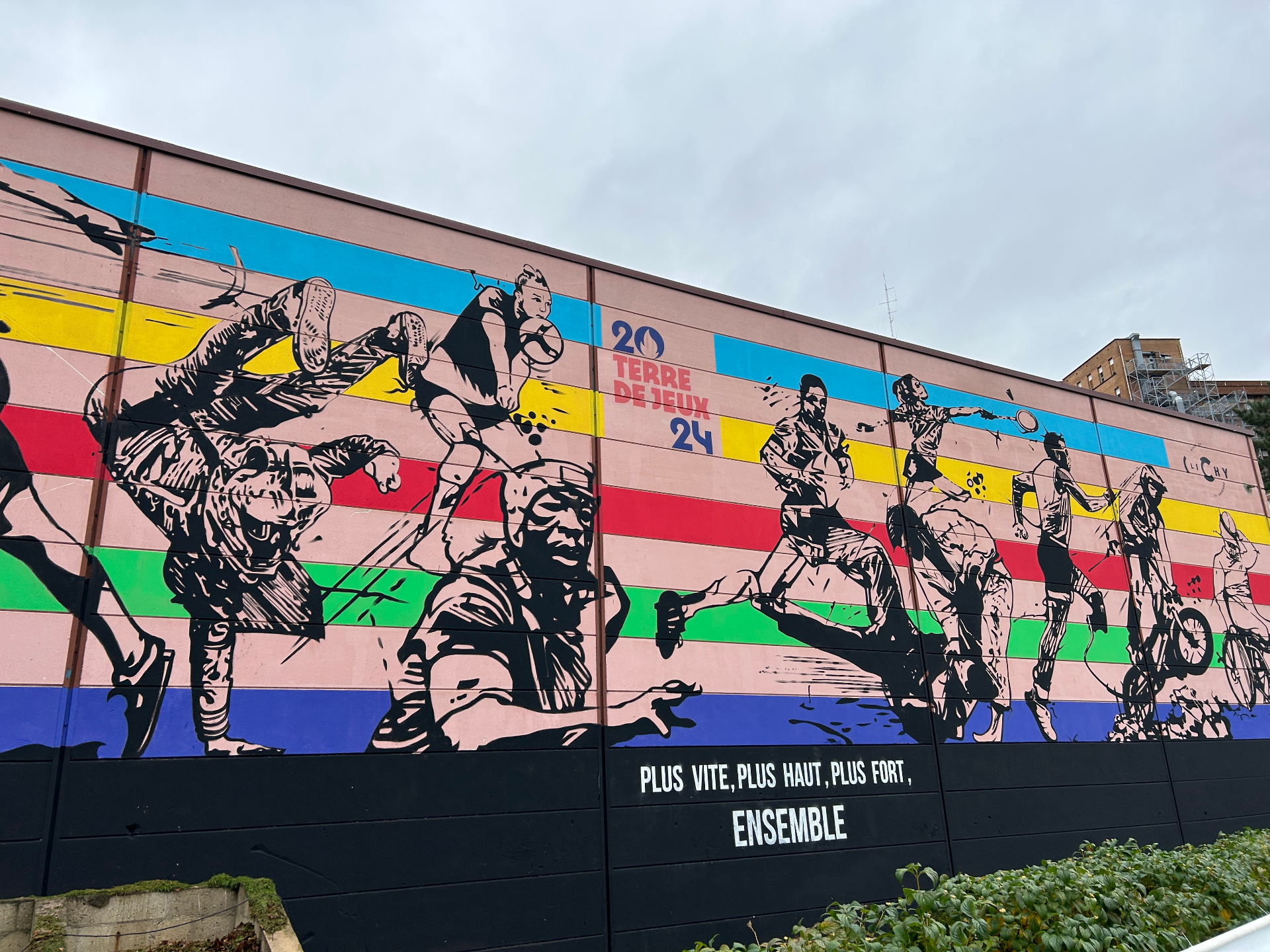 Vue d'ensemble de la fresque Jeux Olympiques au Stade Racine