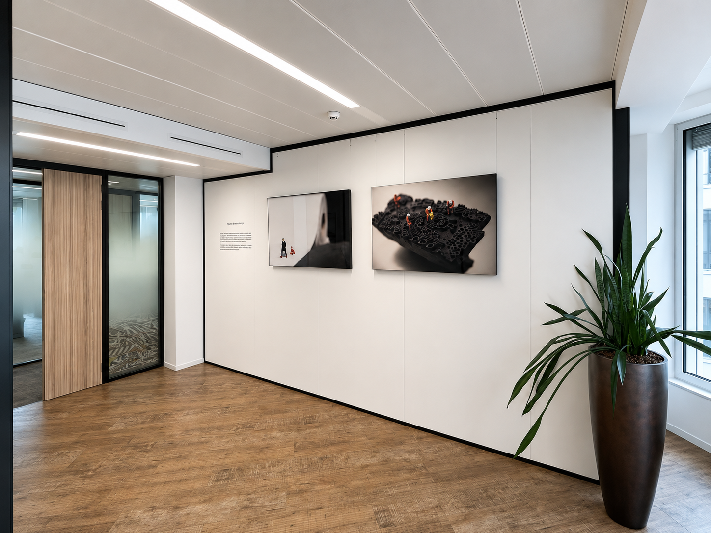 Deux tirages photographiques exposés dans un espace de circulation