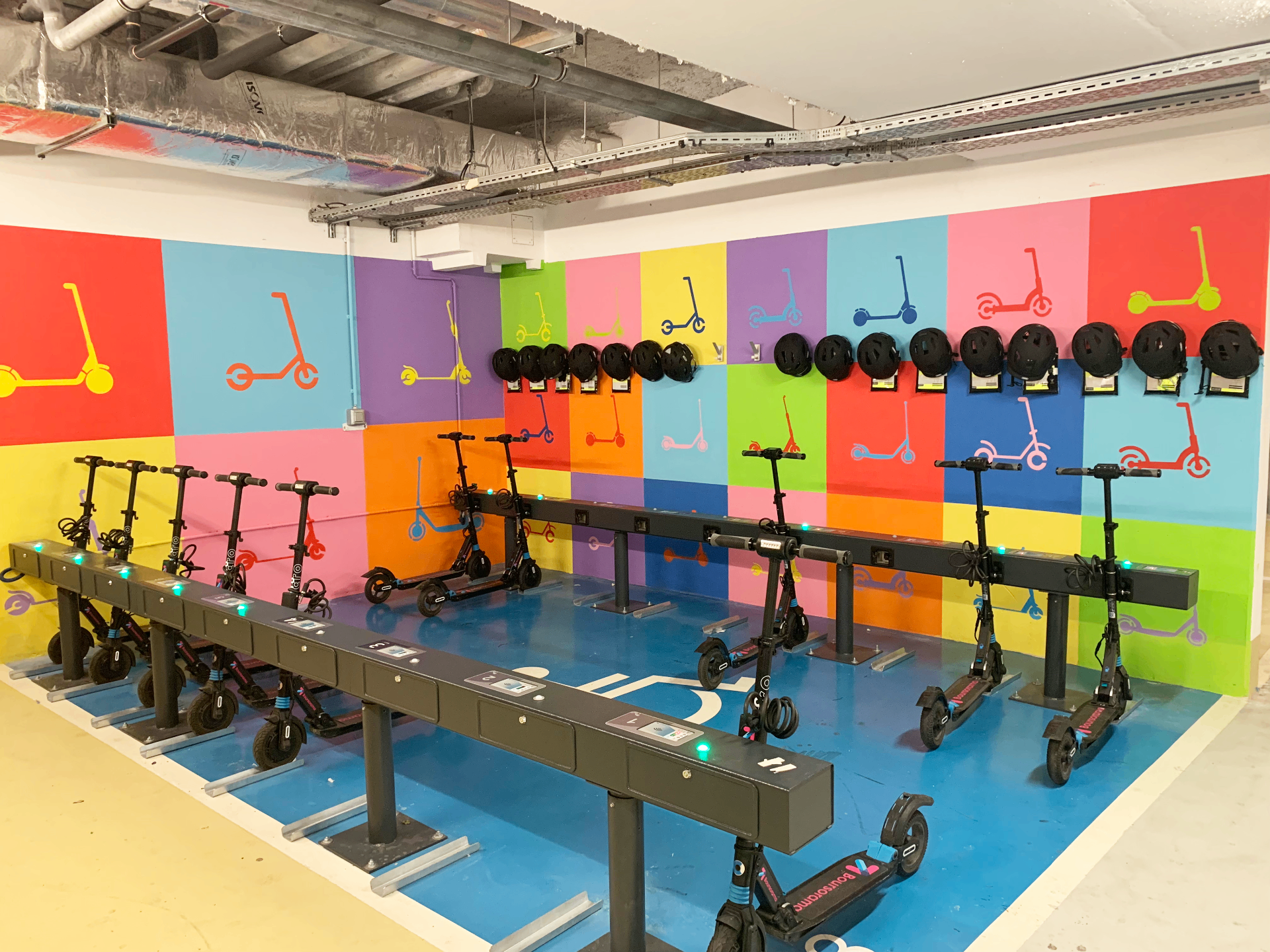 Décor pop coloré avec trottinettes électriques