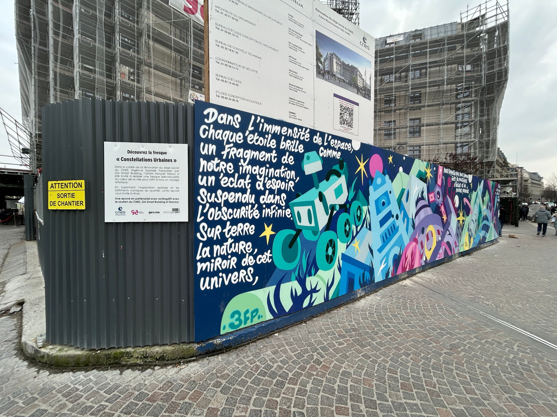 Détail de la fresque avec le panneau de présentation « Constellations Urbaines »