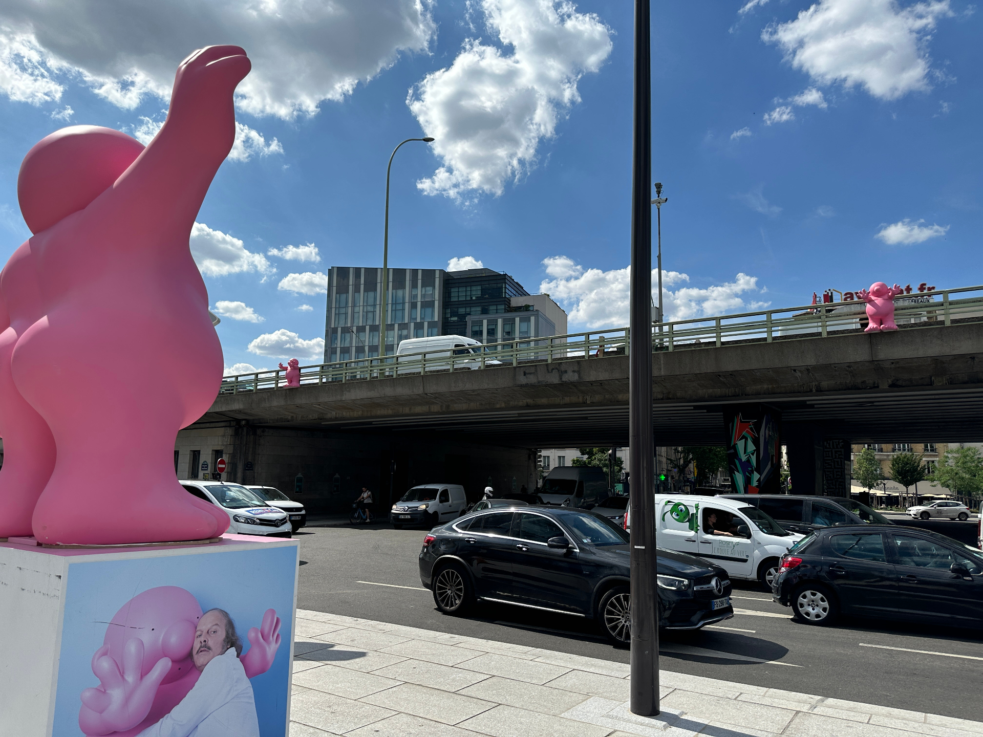Parcours Invasion Périphérique — sculptures Monsieur Rose dans l'espace public