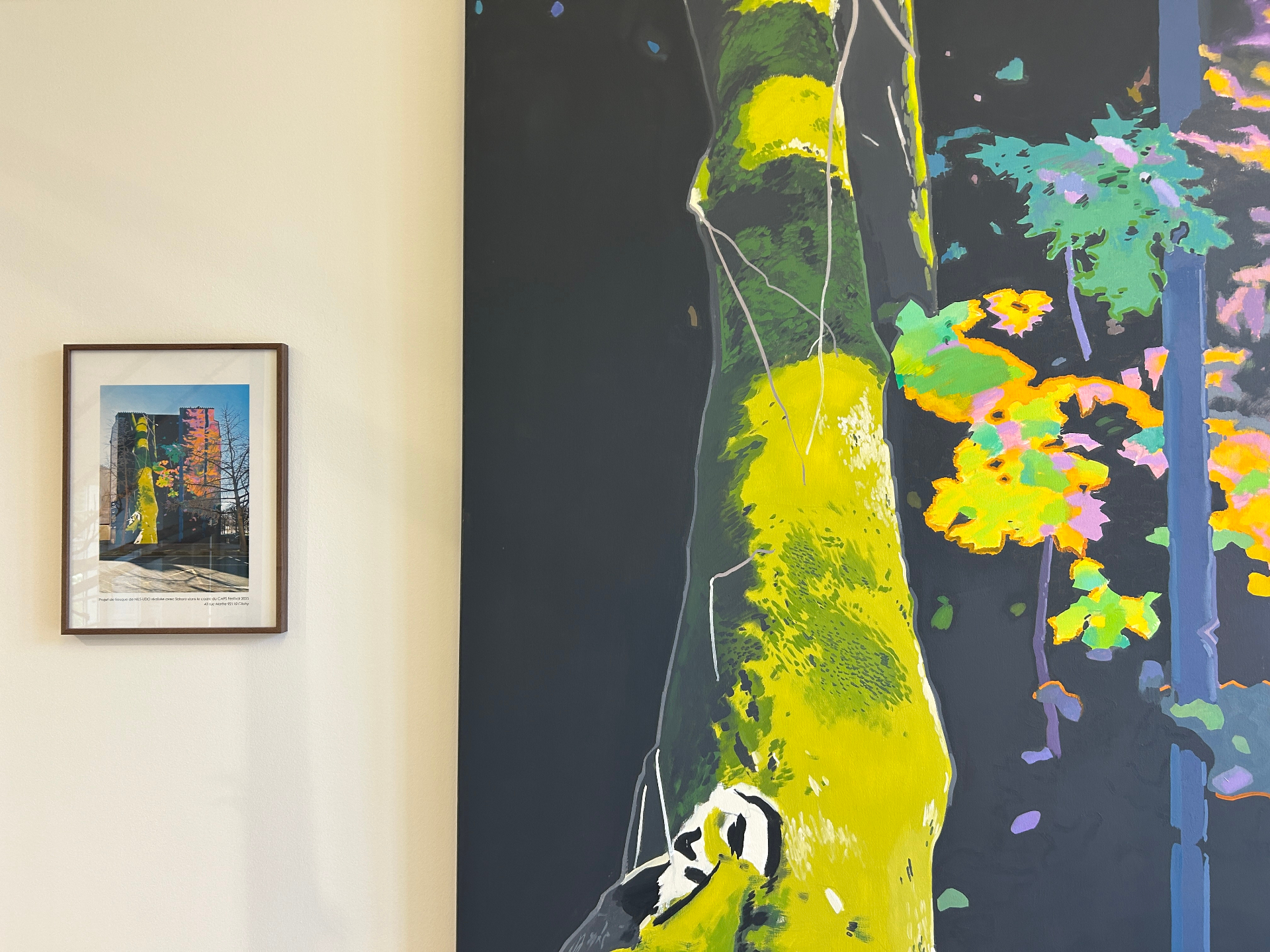 Vue de l'exposition avec détail de l'œuvre Art in Nature