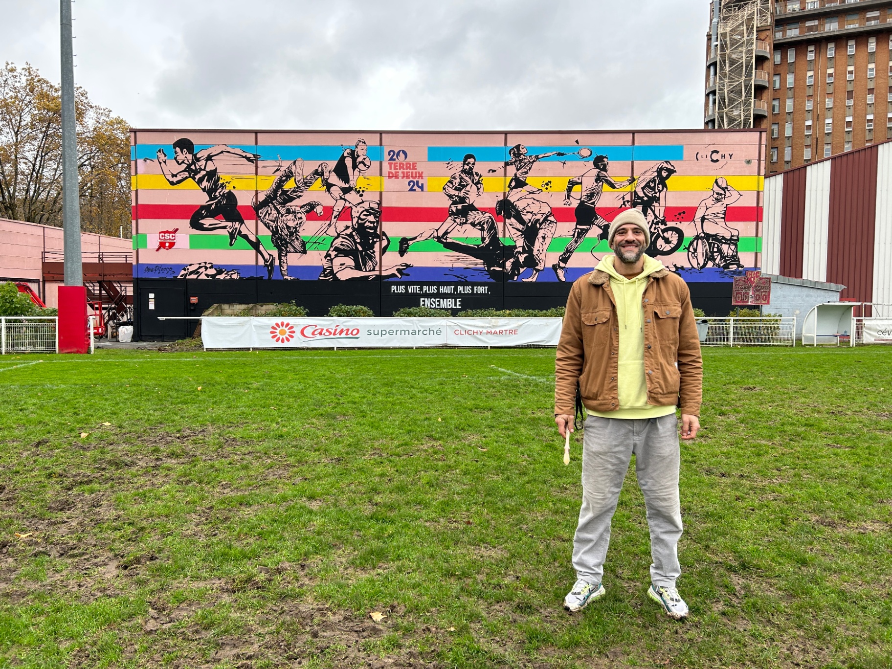 Photo devant la fresque Jeux Olympiques au Stade Racine