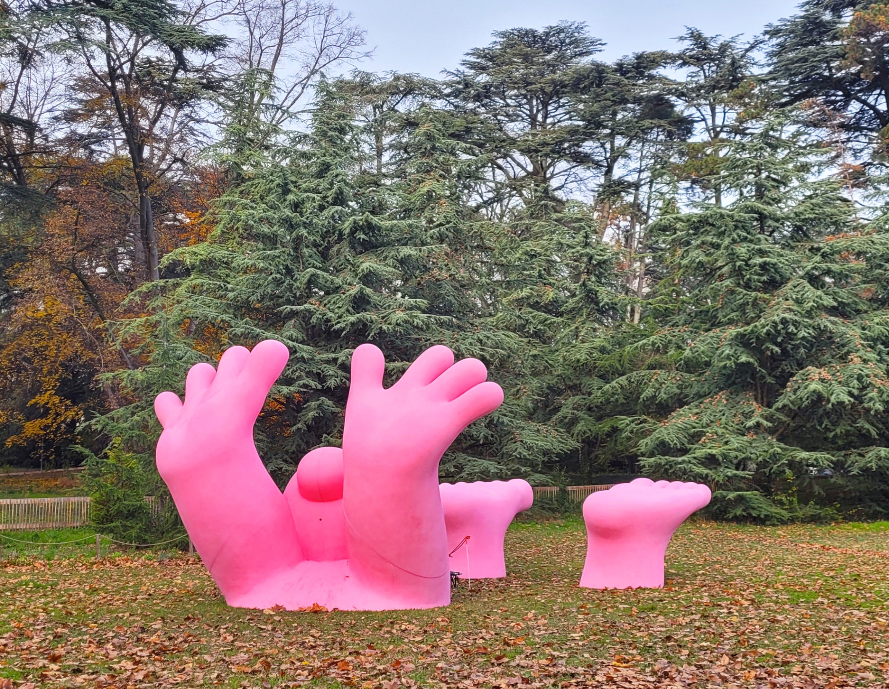 Rose Family — sculptures roses monumentales en extérieur