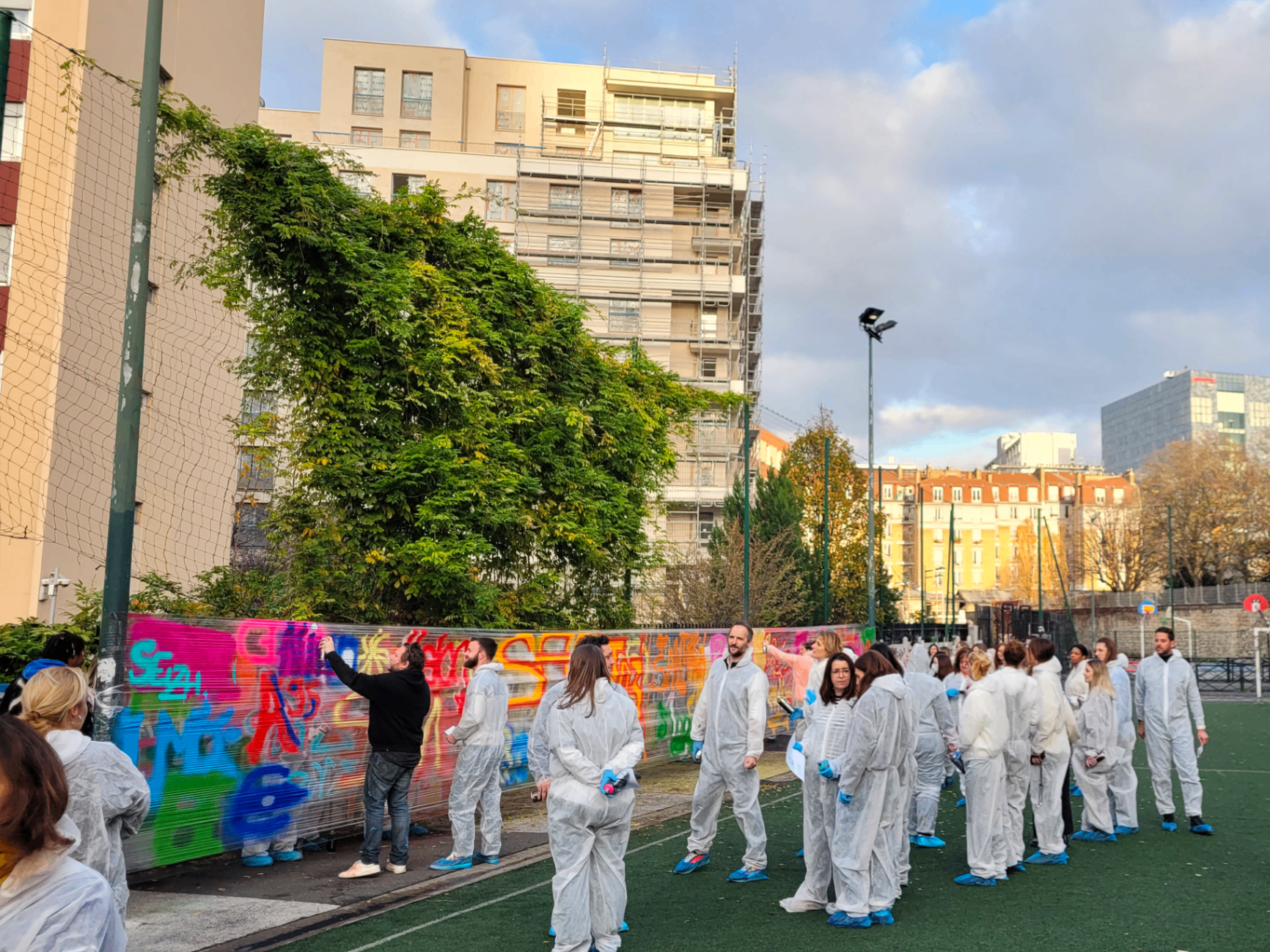 Participants en train de peindre une fresque collective