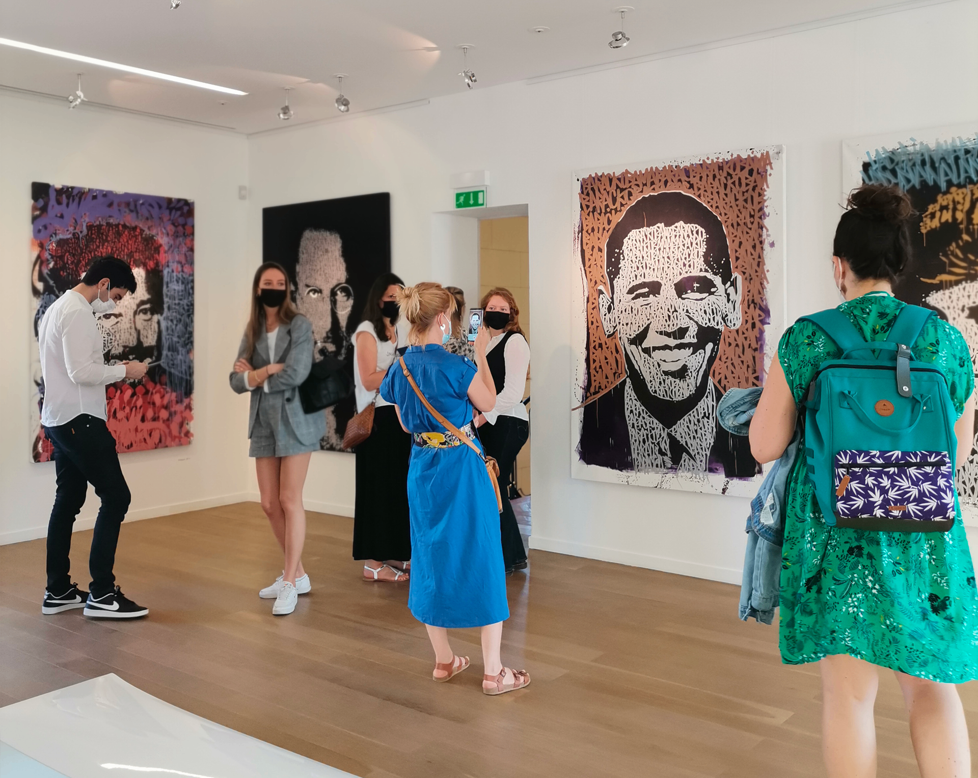 Post Graffiti — visiteurs devant les portraits