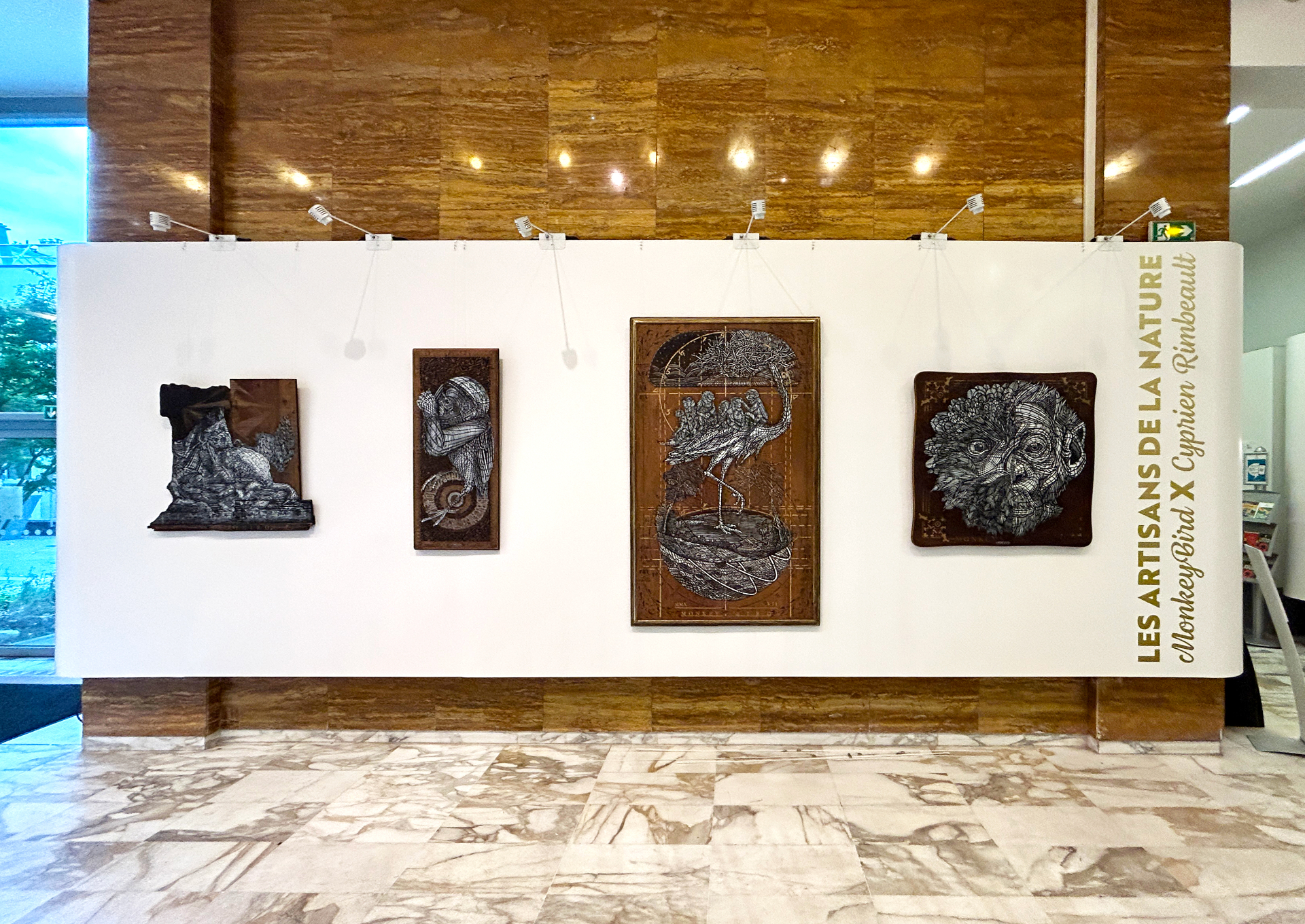 Exposition Les Artisans de la Nature — salle marbre, accrochage des œuvres