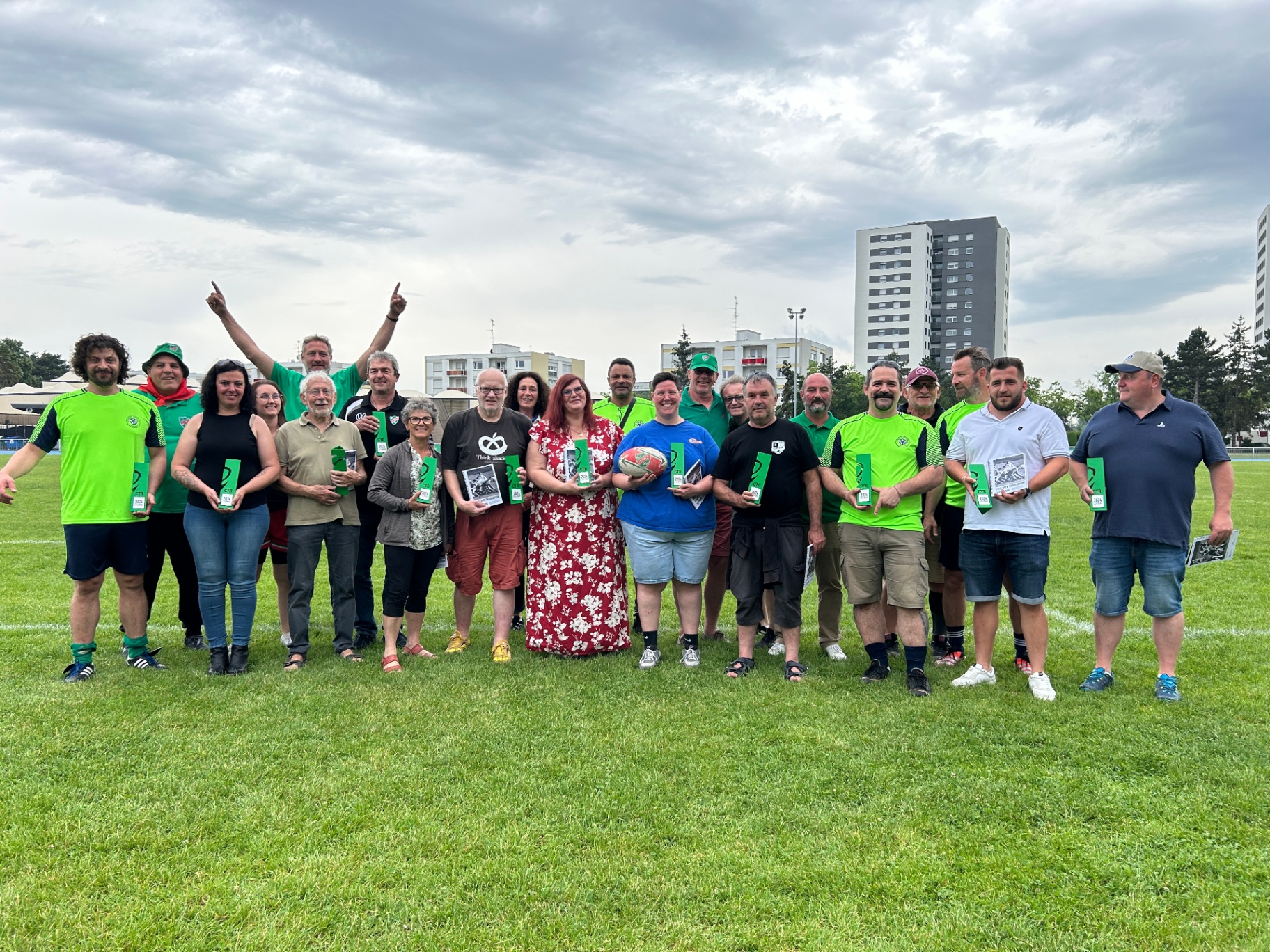 Photo de groupe sur le terrain avec les trophées