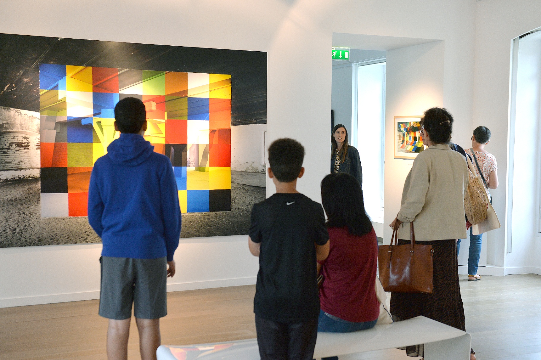 Made in Neuf-Deux — visiteurs devant une œuvre de Georges Rousse
