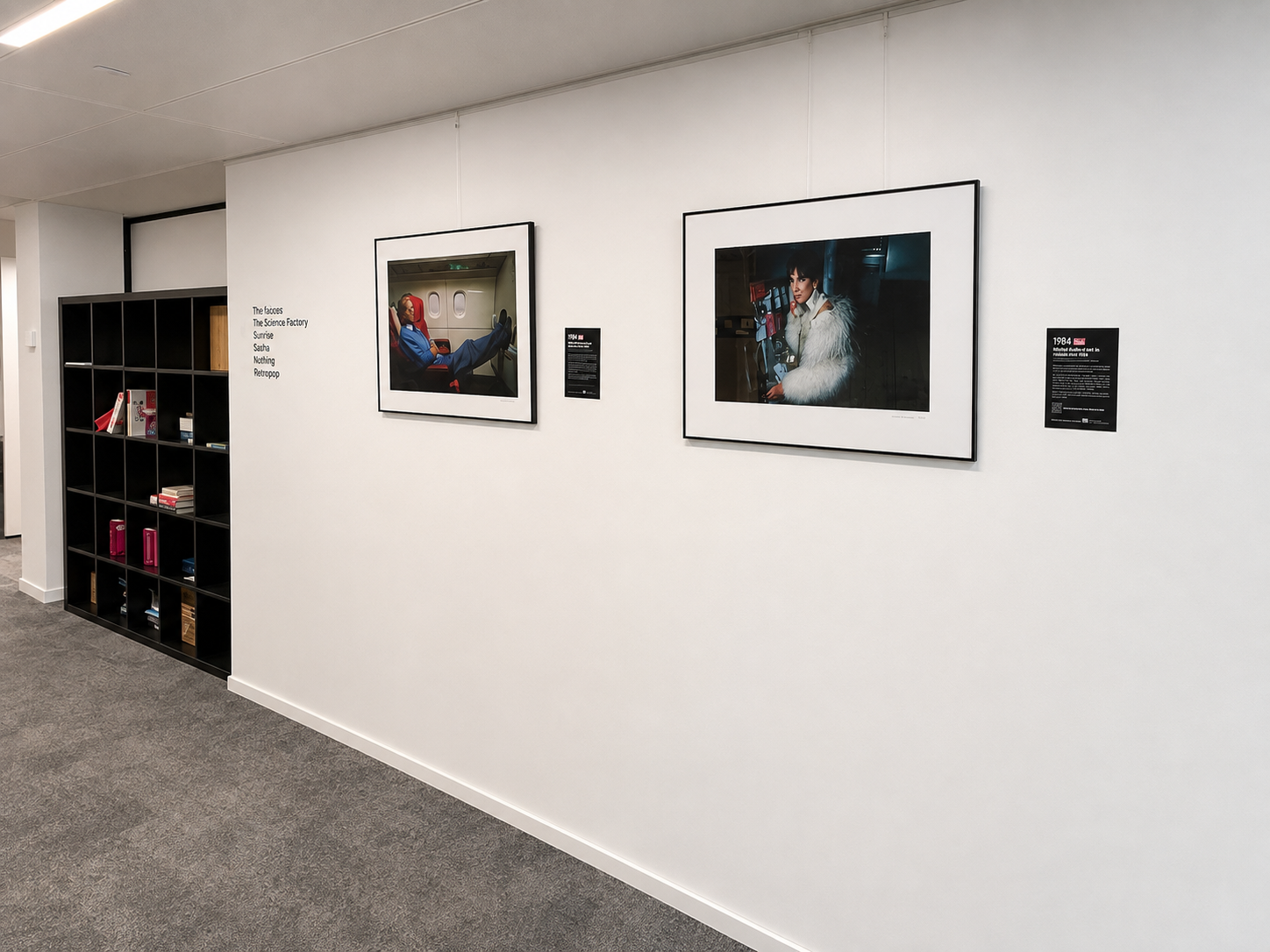 Deux photographies encadrées accrochées dans un couloir du cabinet