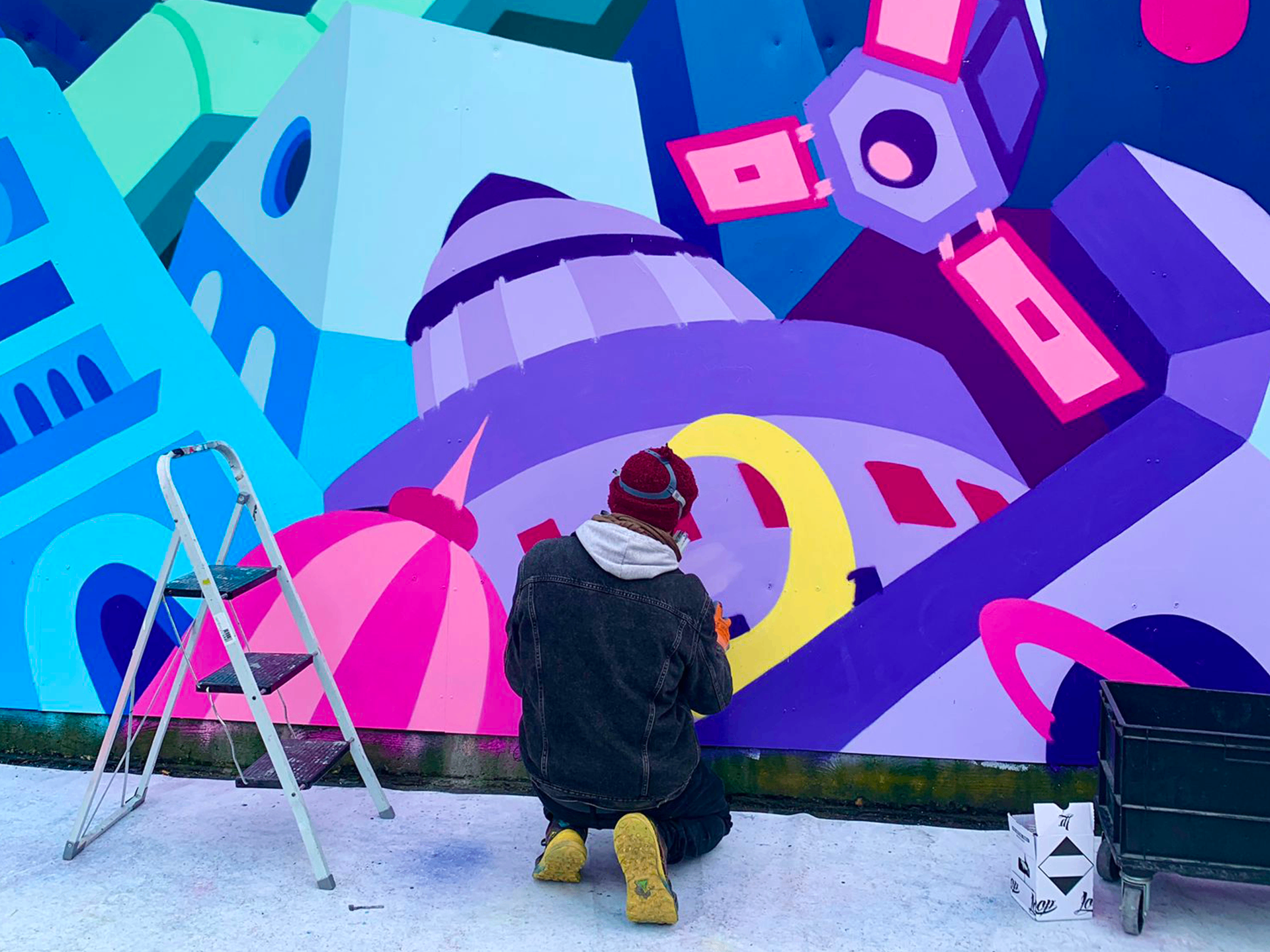 L'artiste Meyso en train de peindre la fresque