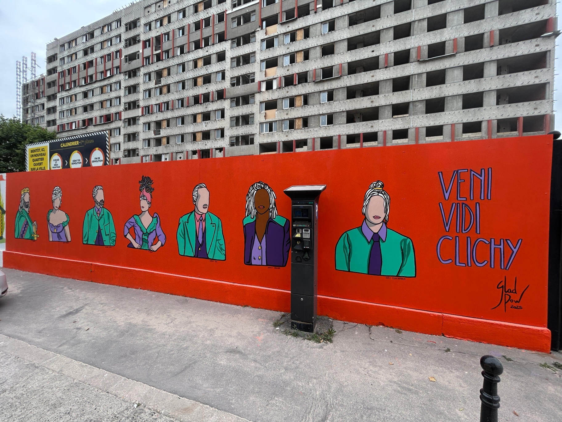 Skyline de Clichy — fresque Veni Vidi Clichy sur fond rouge