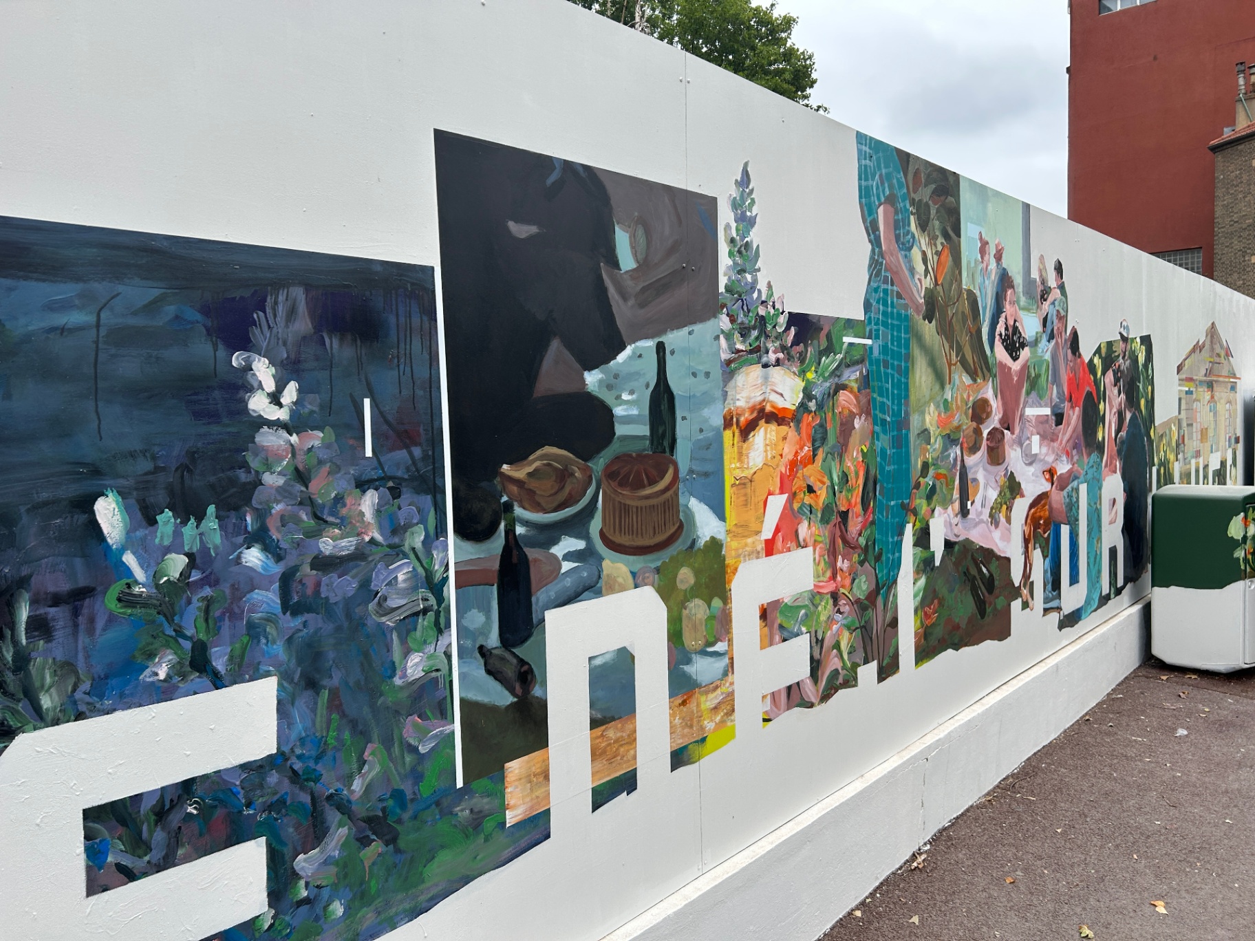 Skyline de Clichy — fresque peinte aux teintes colorées