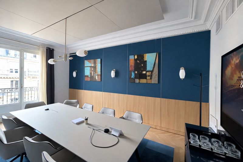 Regards sur Paris — salle de réunion avec œuvres contemporaines