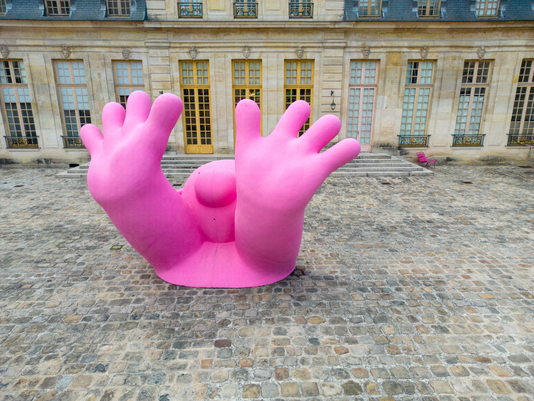 Sculpture monumentale Monsieur Rose dans la cour du Pavillon Vendôme