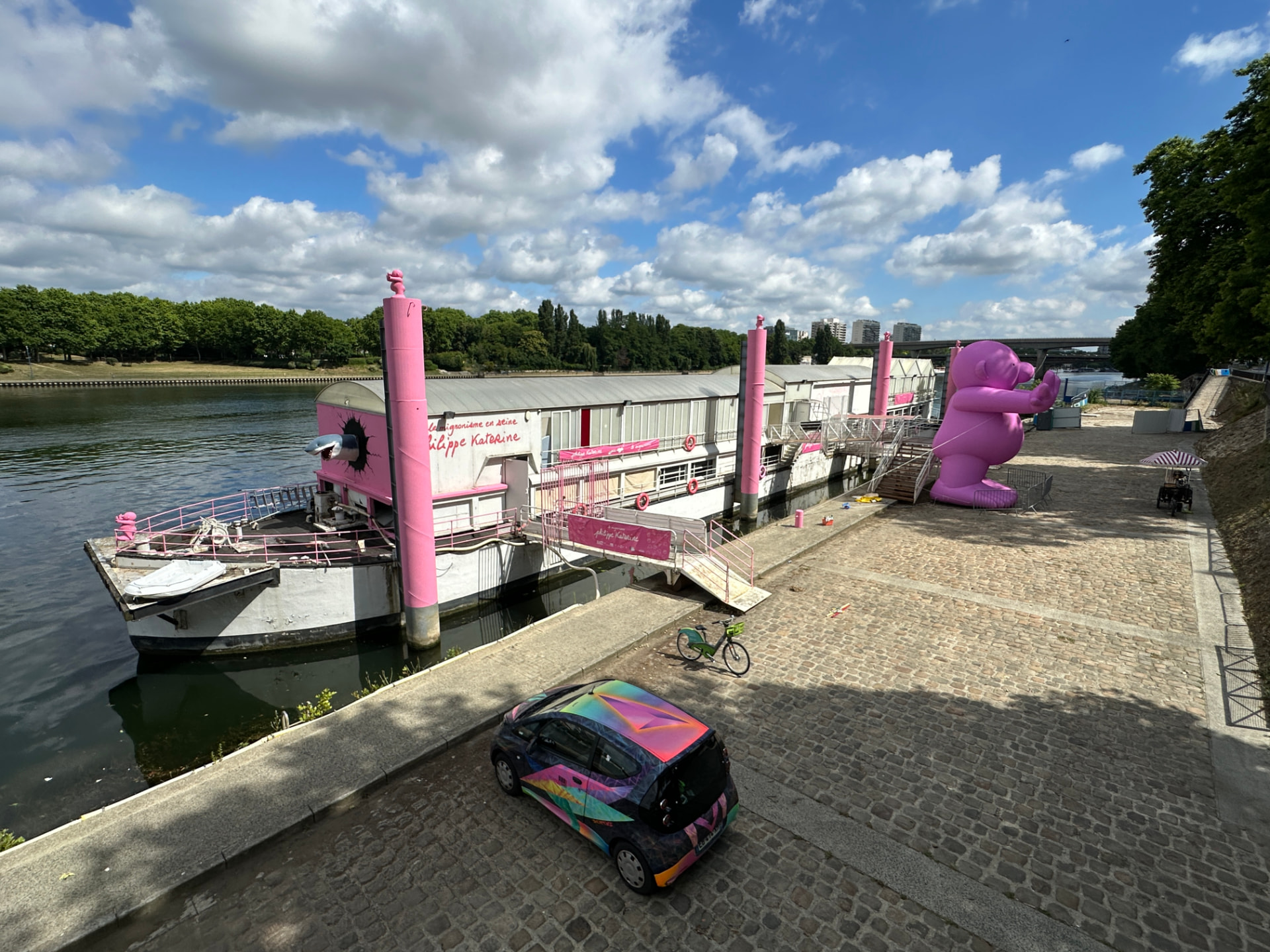 Mignonisme en Seine — sculpture gonflable rose devant la péniche Touta