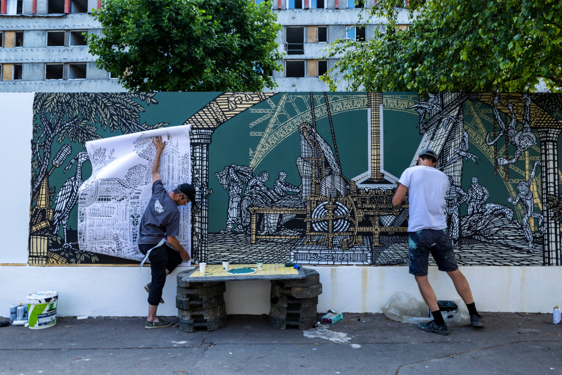 Skyline de Clichy — pose du pochoir et réalisation de la fresque
