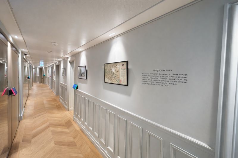 Regards sur Paris — couloir d'exposition avec cartel et plan de Paris