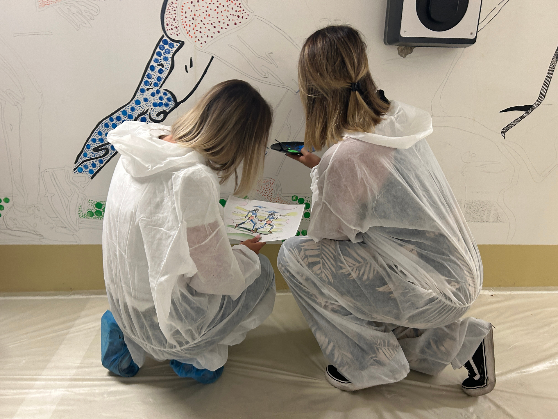 Participants consultant le croquis pendant l'atelier