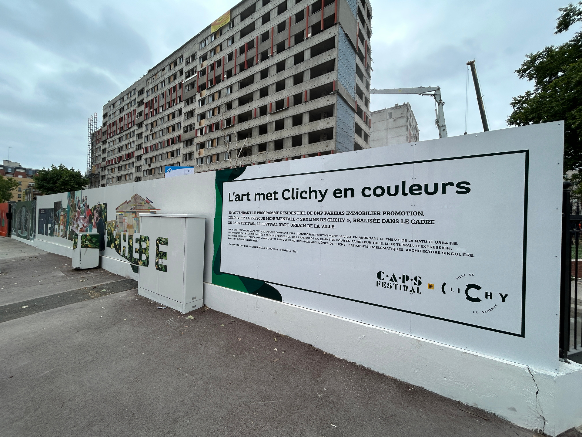 Skyline de Clichy — vue d'ensemble de la palissade et panneau Association Co42
