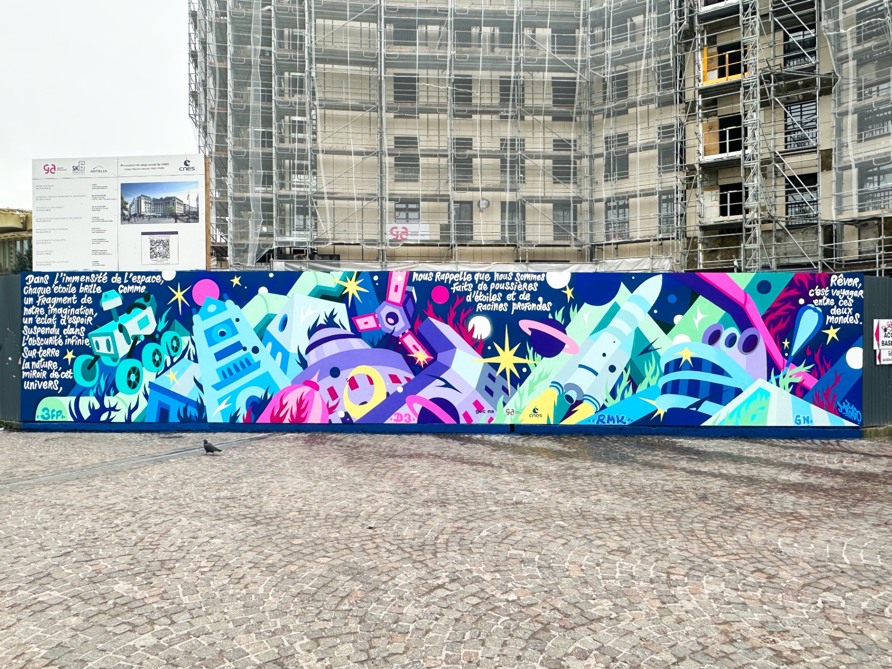 Fresque Constellations Urbaines — vue d'ensemble sur la palissade de chantier du siège du CNES