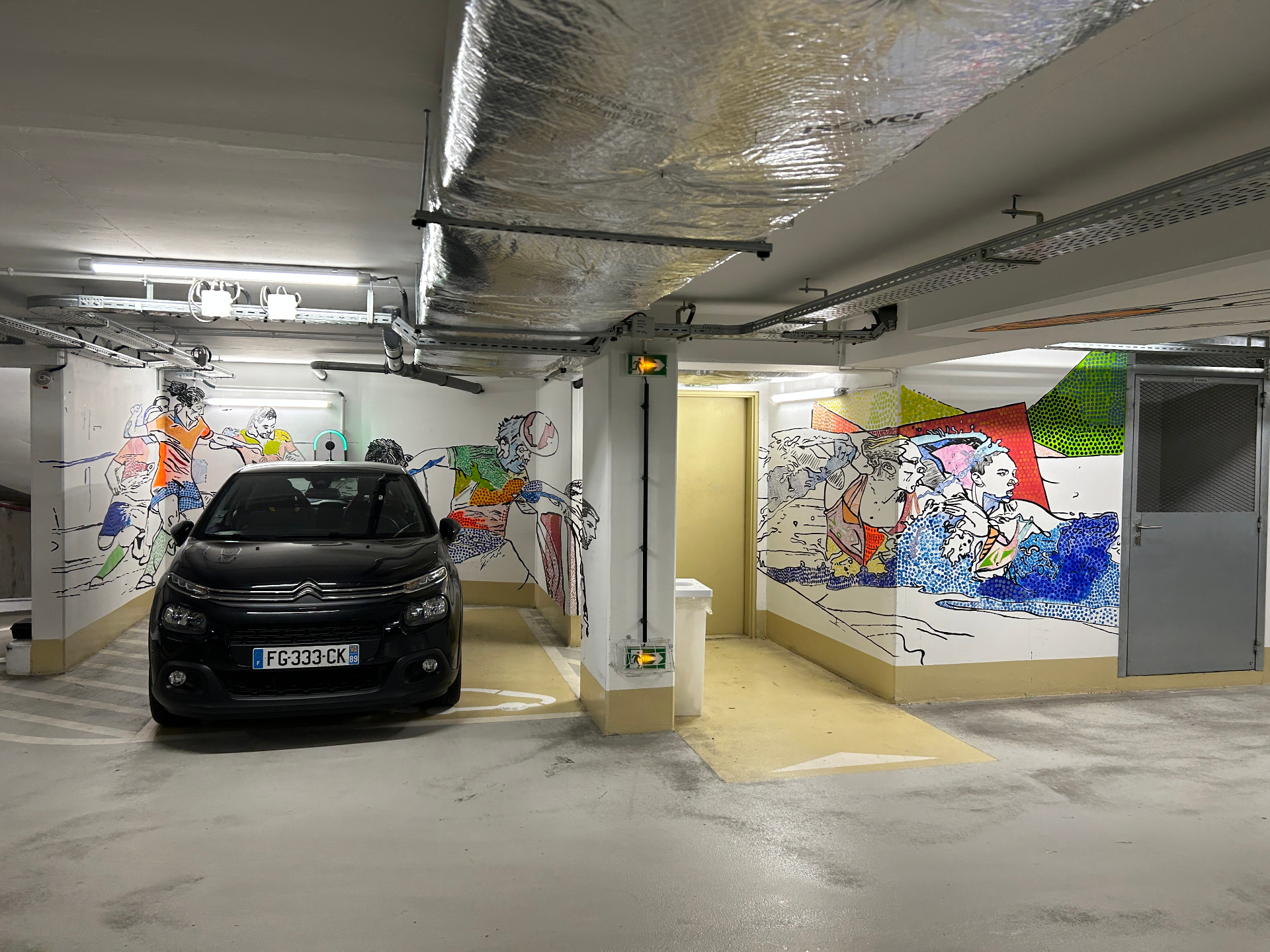 Participants dessinant la fresque collaborative Boursorama