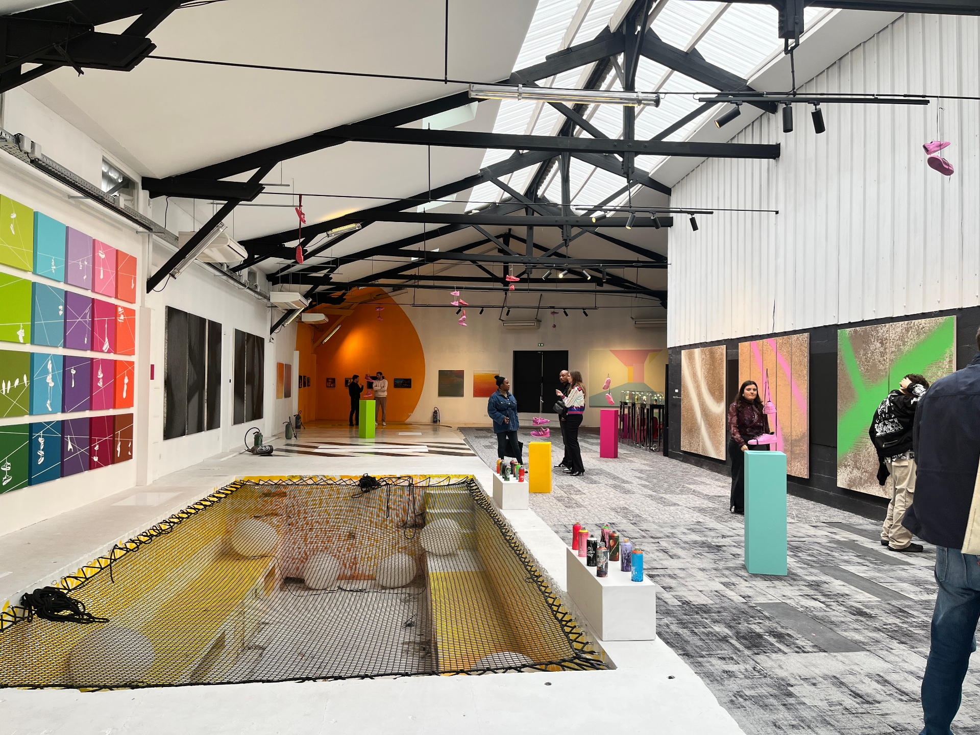 Galerie blanche avec photographies grand format