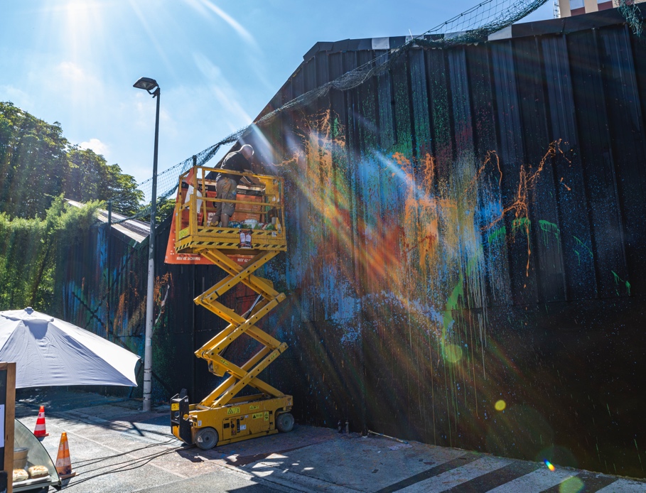 Artiste en intervention sur fresque monumentale