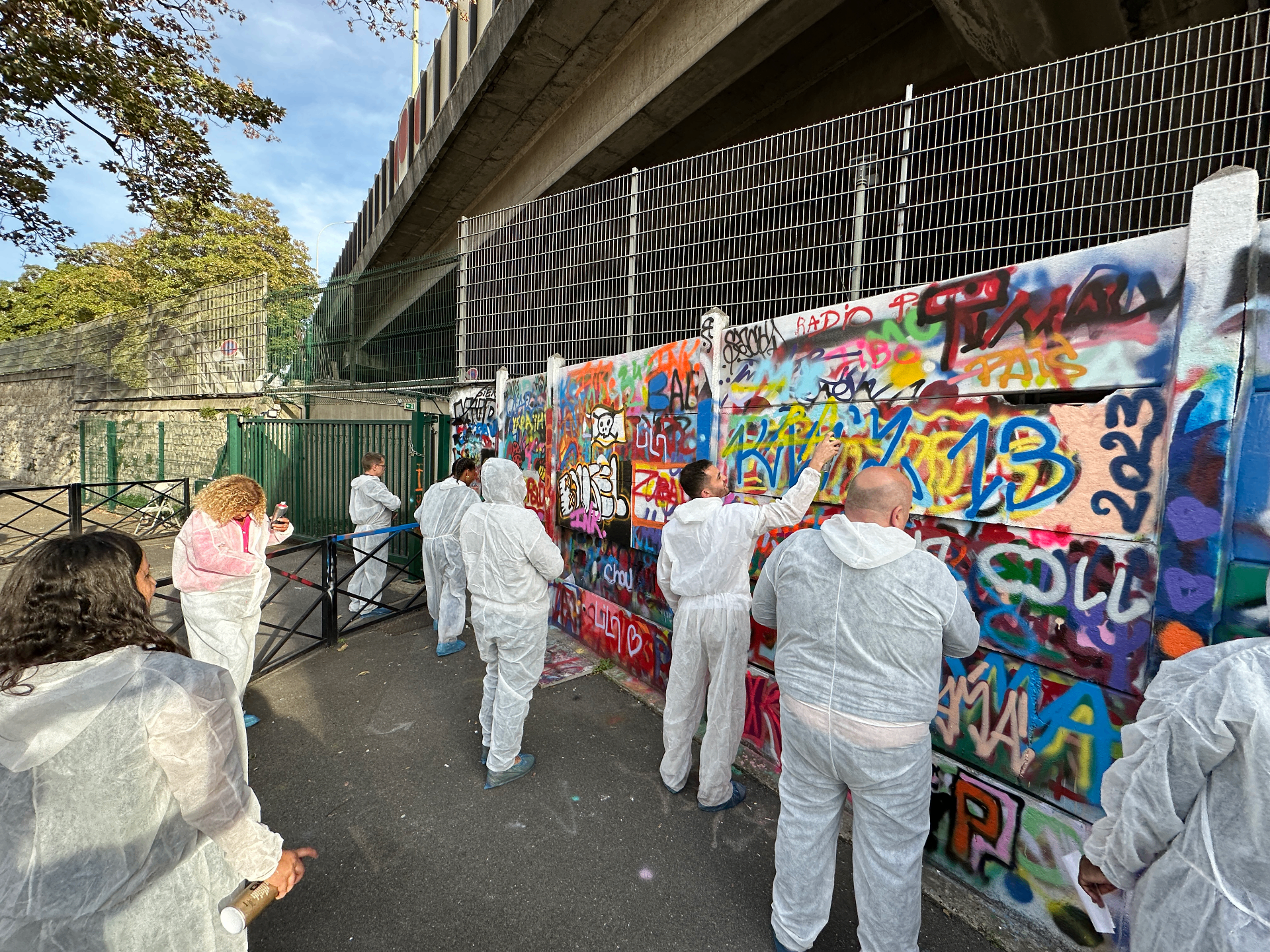 TEAM BUILDING
GRAFFITI — TEAM-BUILDING